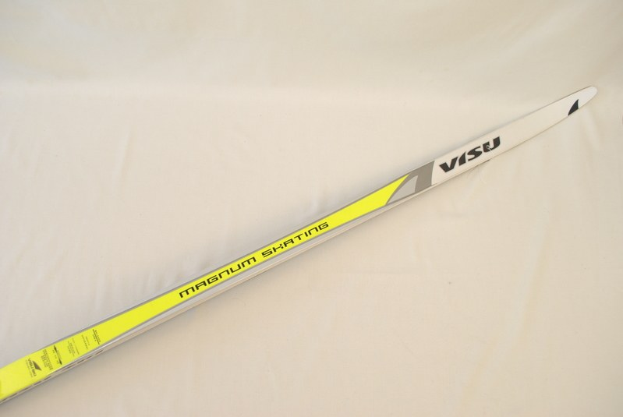 Nahaufnahme von Skiern mit Text darauf auf einem weißen Tuch.