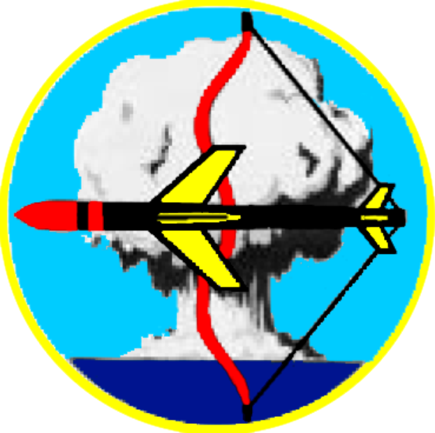 Ein Logo mit einer Rakete in der Mitte, die einer Atombombe ähnelt, mit einem roten und gelben Pfeil darauf, vor einem weißen und blauen Hintergrund.
