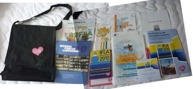 Eine Tasche mit den Worten "Bücherfreunde" und einige Bücher auf einem Bett.