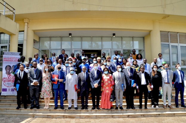 Eine Gruppe von Menschen in Masken steht auf einer Treppe vor einem Glasgebäude mit Säulen, das für den Start der ersten afrikanischen Frauengesundheitsinitiative zusammengekommen ist.
