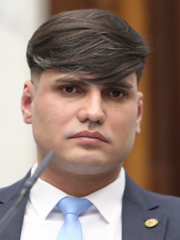 Abgeordneter Devin Nunes, in Anzug und Krawatte, spricht in ein Mikrofon mit einem unscharfen Hintergrund.