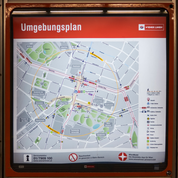 Ein detaillierter Stadtplan von München, Deutschland, der auf einer Tafel in einer U-Bahn-Station angezeigt wird und Straßen, Sehenswürdigkeiten und Punkte von Interesse zeigt.