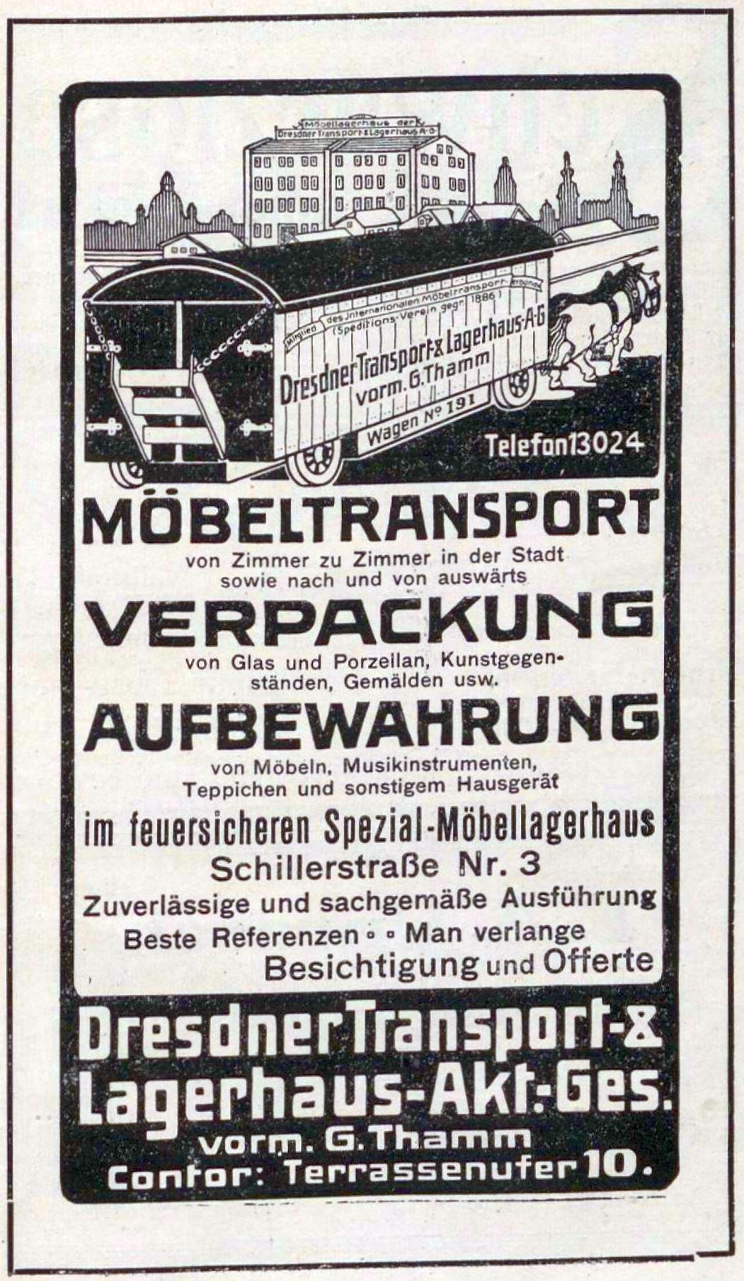 Anzeige für einen Zug mit einem Zugbild, Text 'Dresdner Transport & Lagerhaus-Akt-Ges' und Gebäuden im Hintergrund.
