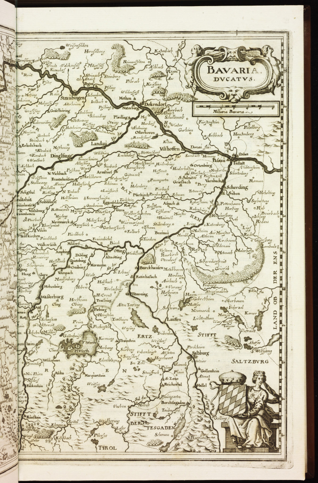 Ein aufgeschlagenes Buch mit einer detaillierten Karte von Bayern, auf der Städte, Dörfer, Flüsse und andere geografische Merkmale beschriftet sind.