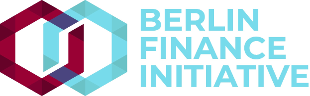 Logo der Berlin Finance Initiative mit einem blauen Kreis mit weißer Umrandung und einem weißen "B" in der Mitte, umgeben von einem weißen Ring mit blau-weißem Schachbrettmuster und dem Text "Berlin Finance Initiative" in fetter schwarzer Schrift auf weißem Hintergrund.
