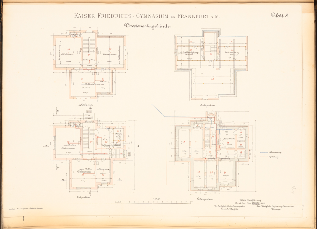 Ein altes Buch mit einem detaillierten Grundriss des Kaiser Friedrichs Gymnasiums in Frankfurt, Deutschland, mit Text, der den Aufbau von Zimmern und Fluren beschreibt.