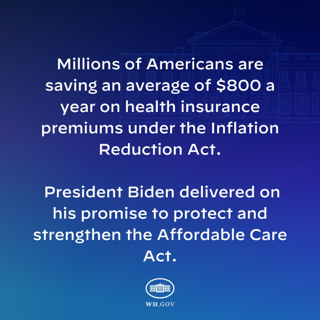 Blauer Hintergrund mit weißer Schrift, die besagt, dass Millionen von Amerikanern durchschnittlich 800 USD pro Jahr an den Gesundheitskosten sparen, begleitet von einem Logo.