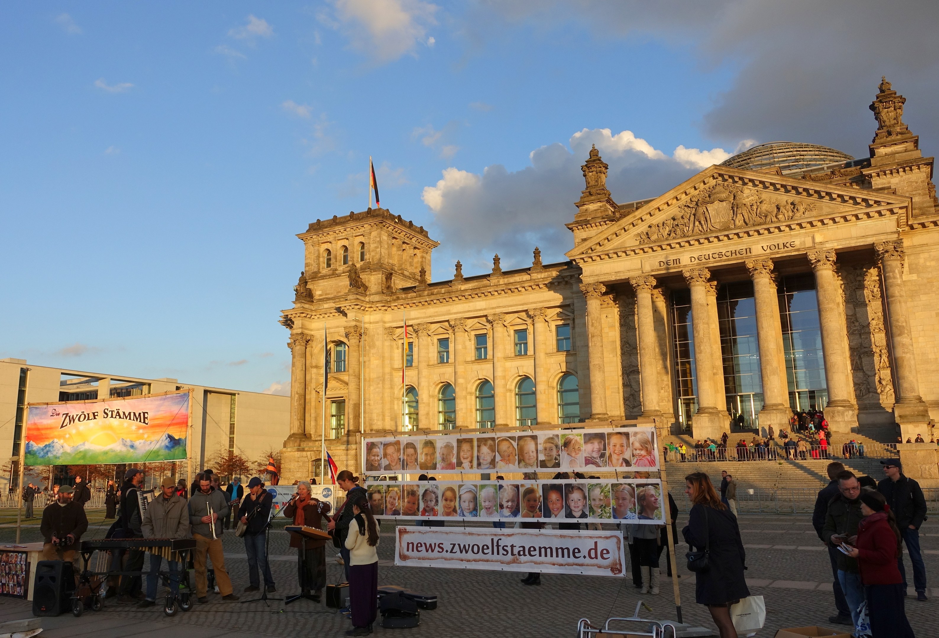 Wie fair ist Deutschland? Bürger nehmen eine praktische Haltung bei der Debatte im Haus der Commons im Volkspark in Halle ein