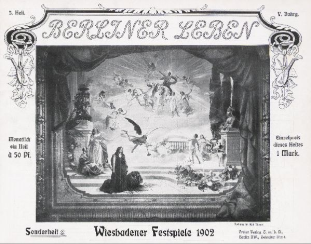 Schwarz-weißes Foto einer Bühne von den "Wiesbadener Festspielen 1902", das Darsteller in traditioneller deutscher Tracht und ein applaudierendes Publikum im Hintergrund zeigt.