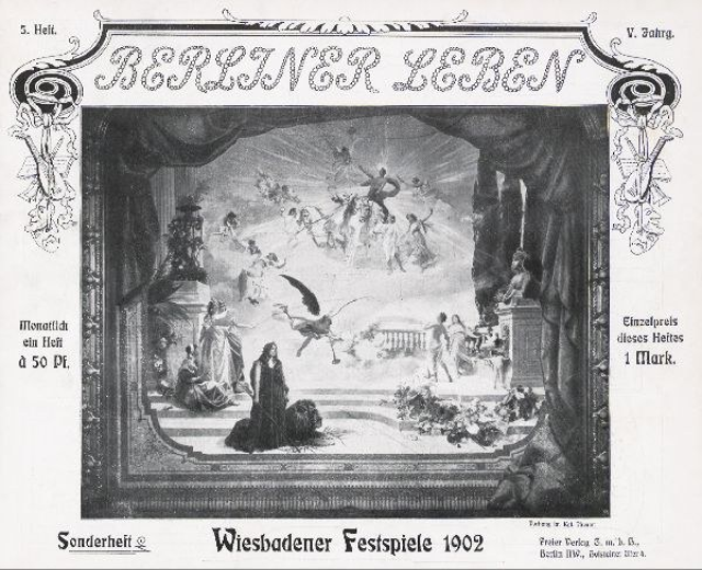 Schwarz-weißes Foto einer Bühne von den "Wiesbadener Festspielen 1902", das Darsteller in traditioneller deutscher Tracht und ein applaudierendes Publikum im Hintergrund zeigt.
