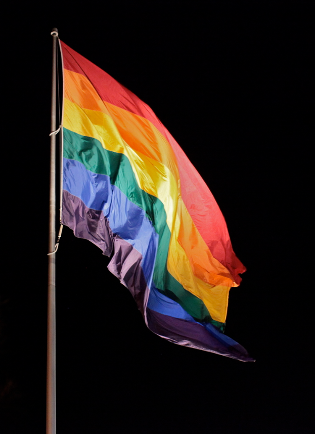 Eine Fahne ist prominent im Vordergrund zu sehen.