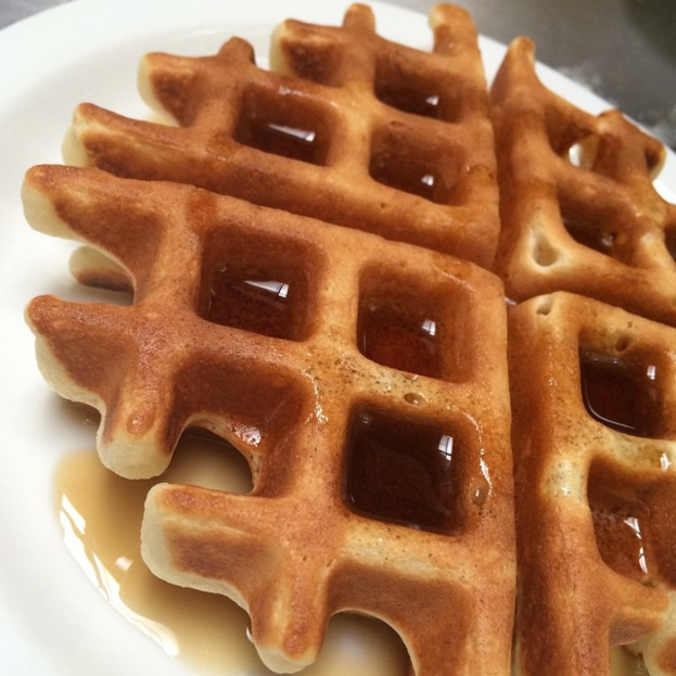 Ein Waffel-Dessert auf einem Teller.