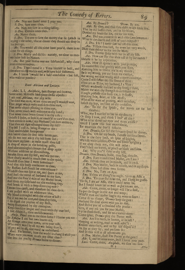 Ein aufgeschlagenes Buch mit einem schwarzen Hintergrund und einer Textseite mit der Überschrift "Die Komödie der Irrtümer", wobei jedes Wort in einer anderen Schriftart und Farbe dargestellt ist.