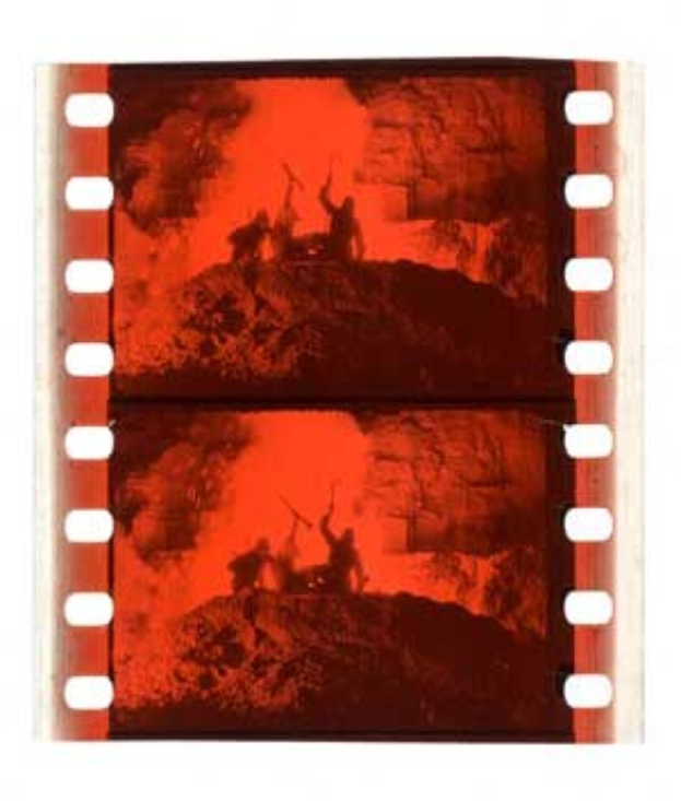 Ein Filmstreifen mit einem gedämpften, traurigen Bild einer Gruppe von Menschen in Not vor einem weißen Hintergrund.