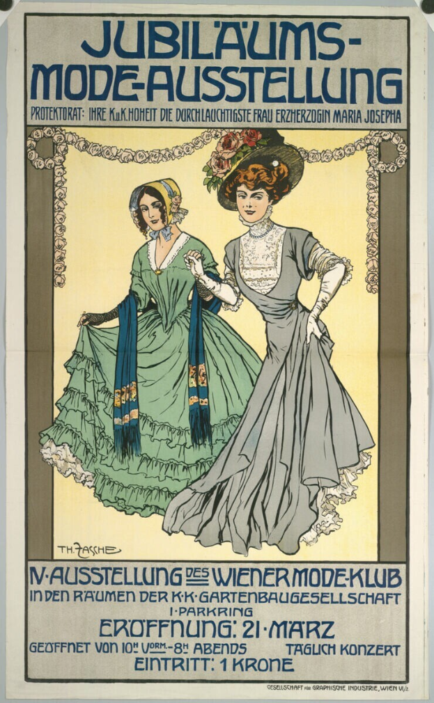 Ein Plakat, das eine Fashion Show mit zwei Frauen in Kleidern zeigt, eines lang und wallend, das andere mit einem hohen Kragen und langen Ärmeln, beide mit Haaren im Dutt, vor einem hellblauen Hintergrund mit schwarzer, fetter Schrift.