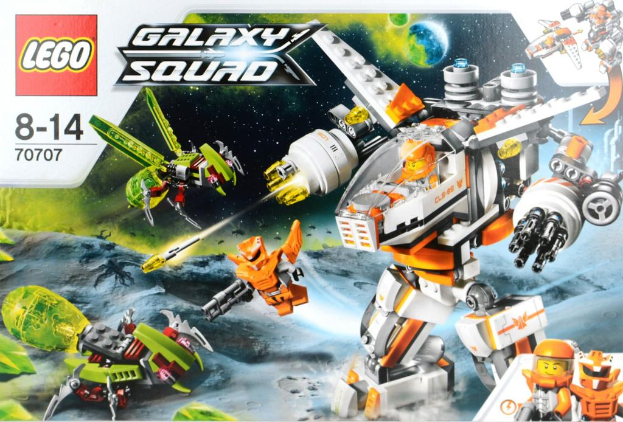 Ein von animierten Personen betriebener Roboter mit künstlichen Vögeln, Planeten, Boden und Sternen am Himmel sowie einem Wasserzeichen und Text.