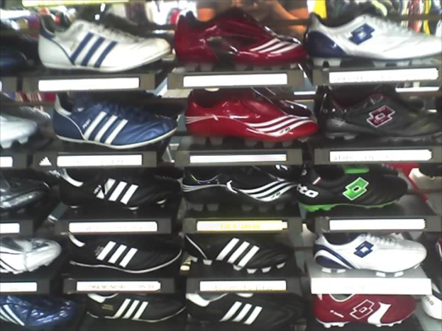 Mehrere Paare Schuhe sind ordentlich auf Regalen angeordnet.