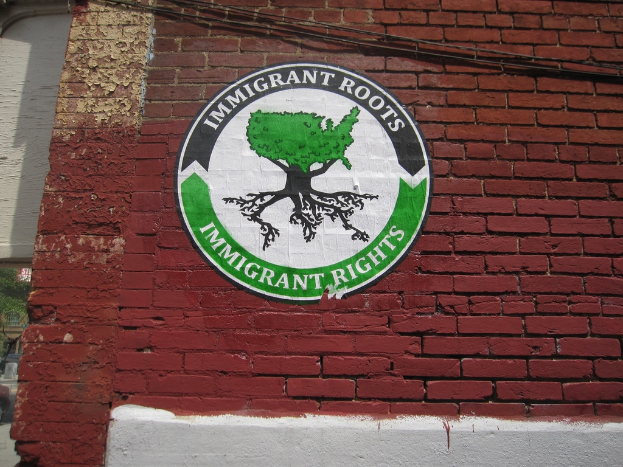 Ein Plakat, das auf einer Backsteinwand angebracht ist.