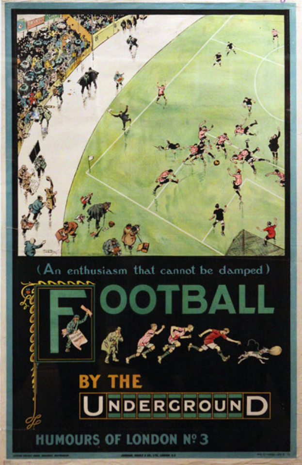 Ein Vintage-Plakat zeigt eine Menschenmenge, die ein Fußballspiel in einem Stadion beobachtet, mit der Aufschrift "Fußball by the Underground - Humours of London No. 3" oben.