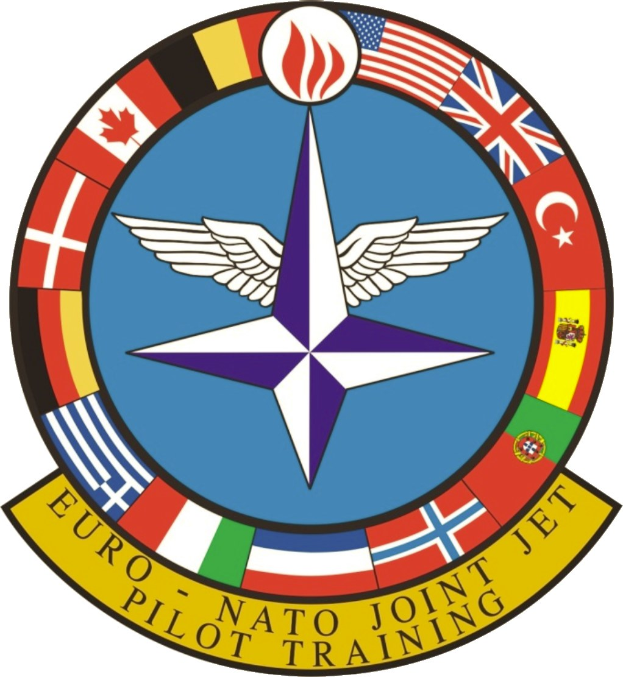 Logo der NATO Joint Jet Pilot Training mit einem blauen Kreis mit einem weißen Stern, umgeben von vier farbigen Flaggen und der Aufschrift "NATO Joint Jet" in Weiß.