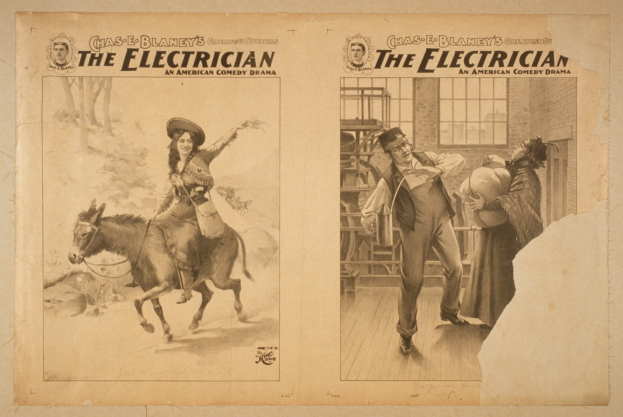 Frau Auf Einem Pferd Links Mit Dreien Stehenden Personen Rechts, Eine Hält Einen Hut, Vor Einem Gebäude Mit Fenstern, Mit Dem Text 'The Electrician - Ein Amerikanisches Comedy-Drama' Oben.