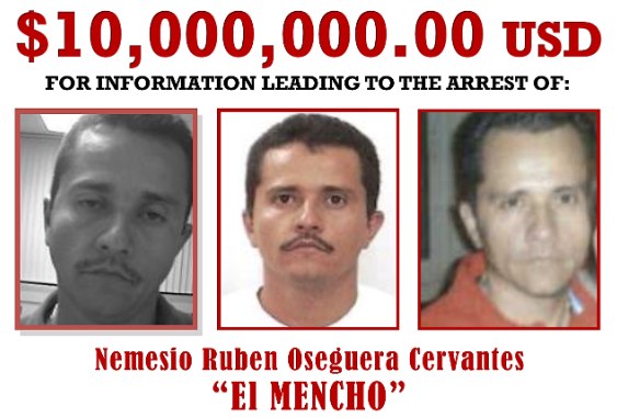 Drei Männer vor einem weißen Hintergrund mit Text, der eine Belohnung von 10.000.000 USD für Informationen anbietet, die zur Festnahme von Nemesio Ruben Oseguera Cervantes, auch bekannt als "El Mencho", führen.