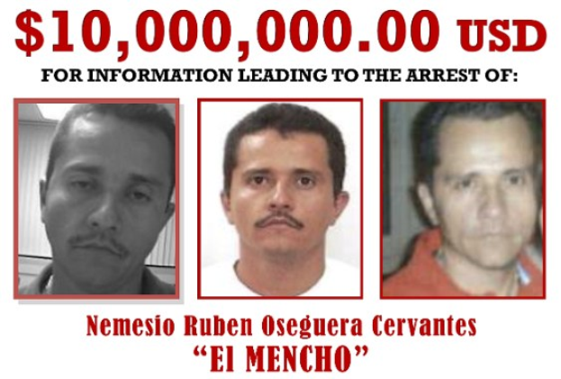 Drei Männer vor einem weißen Hintergrund mit Text, der eine Belohnung von 10.000.000 USD für Informationen anbietet, die zur Festnahme von Nemesio Ruben Oseguera Cervantes, auch bekannt als "El Mencho", führen.