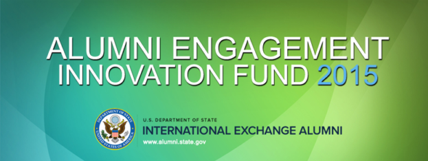 Ein grüner Hintergrund mit weißer Schrift, die 'Alumni Engagement Innovation Fund 2015' lautet, und ein blaues Kreis-Logo mit weißer Umrandung und einem weißen Stern in der Mitte.