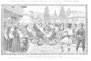 Schwarz-weißes Bild einer Gruppe von Menschen, die vor einer Menge tanzen, mit Häusern und Bäumen im Hintergrund und einem Text am unteren Rand, der "Ostersonntag in Servia: Eine kuriose militärische Travestie in einem Bauern танц" lautet.