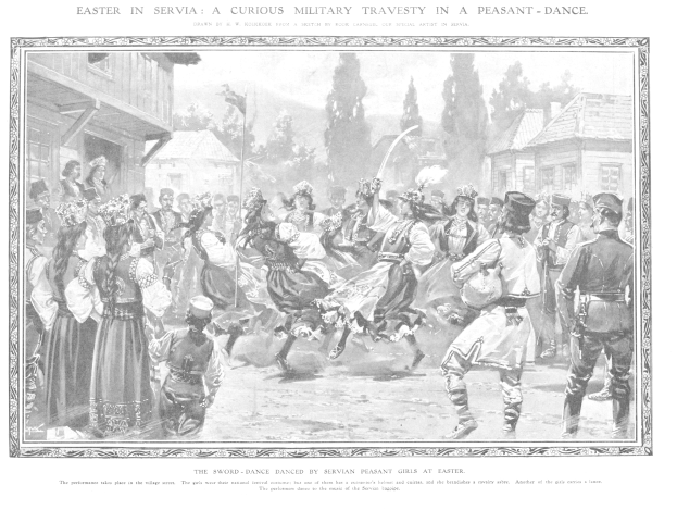 Schwarz-weißes Bild einer Gruppe von Menschen, die vor einer Menge tanzen, mit Häusern und Bäumen im Hintergrund und einem Text am unteren Rand, der "Ostersonntag in Servia: Eine kuriose militärische Travestie in einem Bauern танц" lautet.