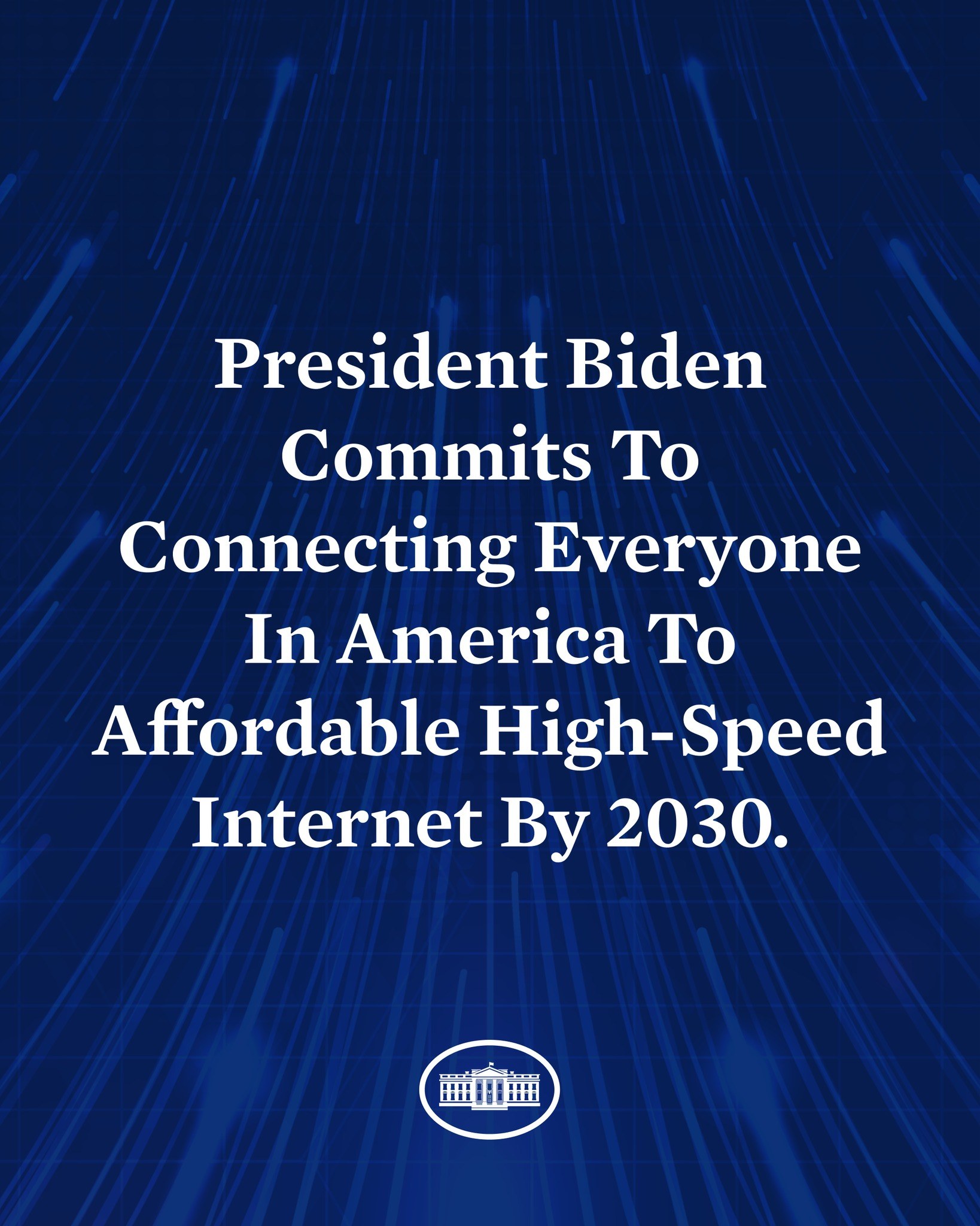 Blauer Hintergrund mit zentrierter weißer Schrift, die "Präsident Biden verpflichtet sich bis 2030 den Zugang zu erschwinglichem Hochgeschwindigkeitsinternet für alle in Amerika zu gewährleisten."
