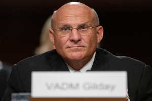 Vadim Gilday, gekleidet in Anzug und Krawatte, sitzt an einem Tisch mit einem Namensschild und einem Stift, während er vor dem Senate Judiciary Committee auf dem Capitol Hill in Washington, D.C. aussagt.