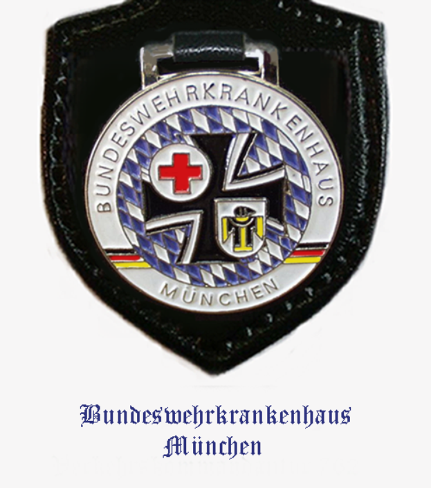 Ein schwarzes Lederpatch mit einem roten Kreuz und der Beschriftung "Bundeswehrkrankenhaus München" unten.