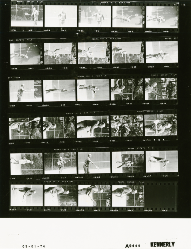 Ein Schwarz-Wei├č-Foto eines Mannes, der Tennis spielt, mit einem wei├čem Hemd und Shorts, der einen Schl├Ąger in der rechten Hand h├Ąlt, mit konzentriertem Gesichtsausdruck und einem Filmstreifen im Hintergrund.