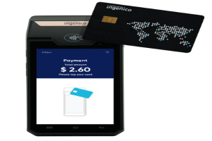 Mobiltelefon und Kreditkarte nebeneinandergelegt, die ein Ingenico-Mobilzahlungssystem darstellen.