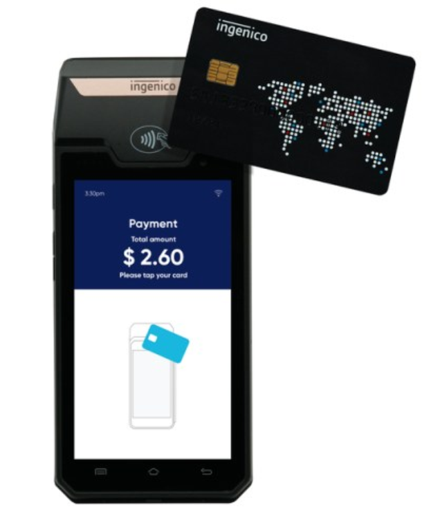 Mobiltelefon und Kreditkarte nebeneinandergelegt, die ein Ingenico-Mobilzahlungssystem darstellen.