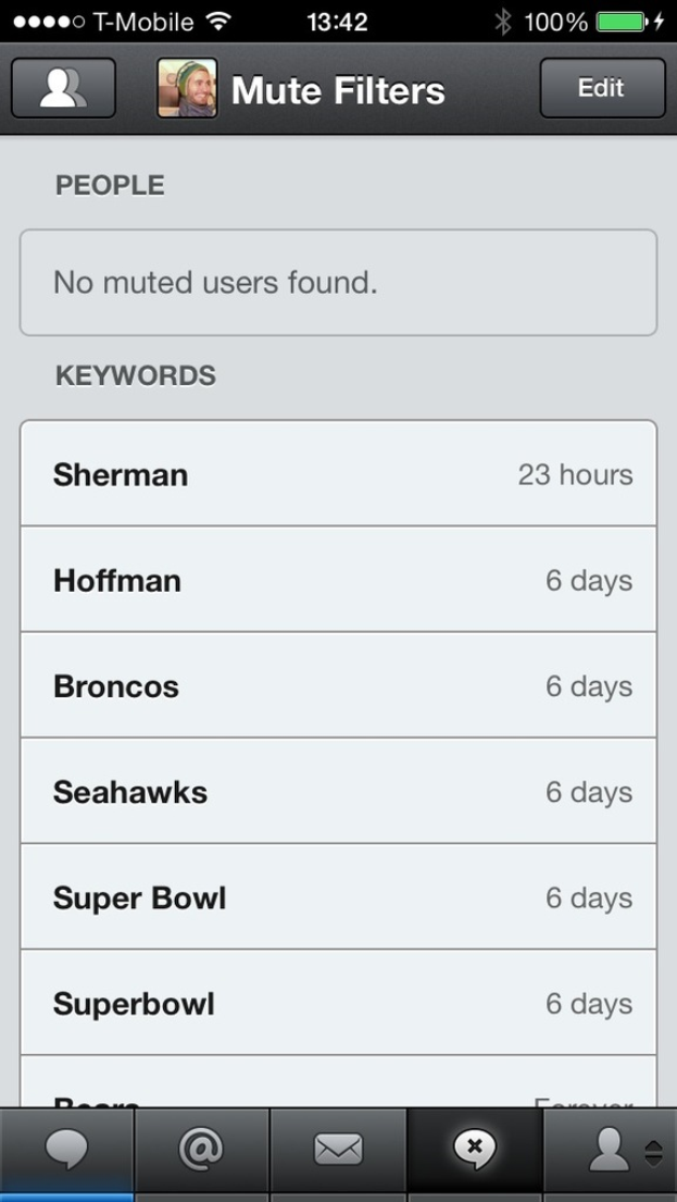 Ein Mobilbildschirm mit einem vollen Batteriesymbol, WiFi-Symbol und Logos unten.