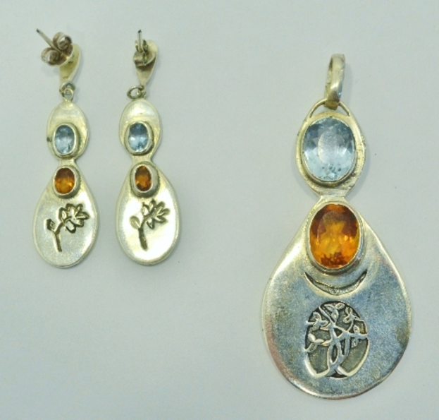 Ohrringe an einer Wand hängend.