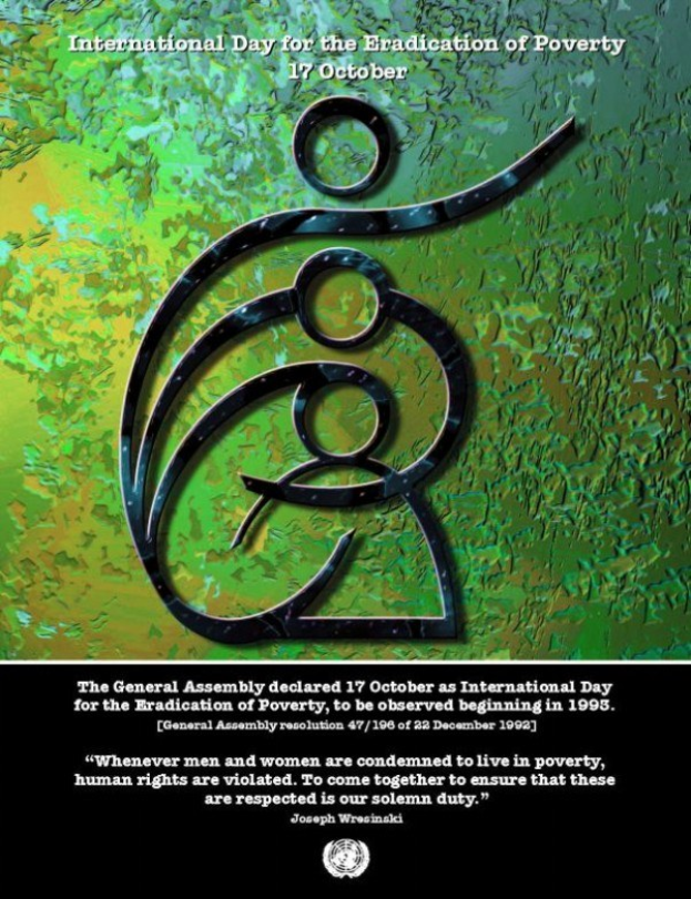 Plakat zum Internationalen Tag zur Beseitigung der Armut mit einem kreisförmigen Logo mit einer Hand, umgeben von einem Lorbeerkranz, fetter weißer Schrift 'Internationaler Tag' auf einem hellblauen Hintergrund mit weißem Rand.