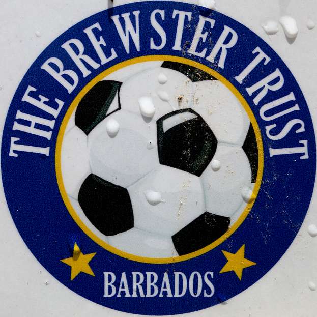 Ein Fussball-Logo mit zwei Sternen und Text darunter.