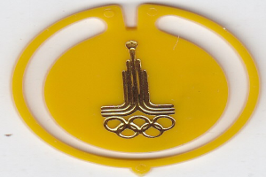Gelbes rundes olympisches Abzeichen mit dem olympischen Ringe-Logo in der Mitte auf einem weißen Hintergrund.