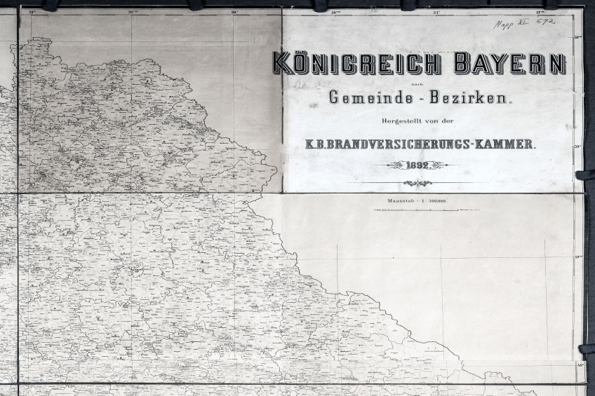 Eine Schwarz-Weiß-Karte von Konigreich Bayern, Deutschland, die geografische Merkmale wie Flüsse, Berge und Städte zeigt.