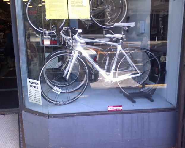 Verschiedene Fahrräder sind in einer Glasvitrine ausgestellt.