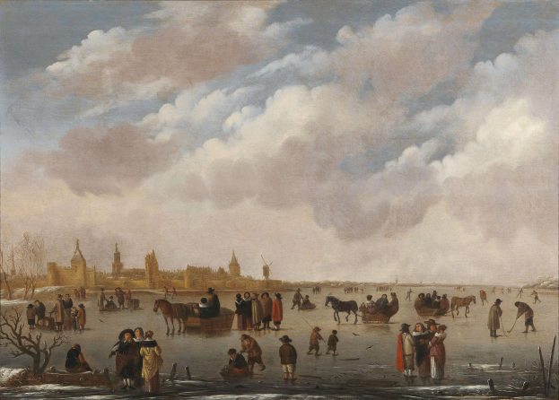 Winterlandschaft mit Menschen auf einem zugefrorenen Fluss, umgeben von Bäumen und Gebäuden unter einem bewölkten Himmel.