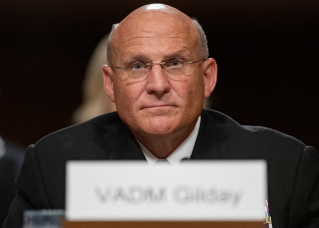 Vadim Gilday, gekleidet in Anzug und Krawatte, sitzt an einem Tisch mit einem Namensschild und einem Stift, während er vor dem Senate Judiciary Committee auf dem Capitol Hill in Washington, D.C. aussagt.