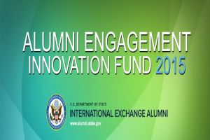 Grüne Hintergrundfarbe mit zentralem weißem Text, der 'Alumni Engagement Innovation Fund 2015' und ein blaues Rundlogo mit weißem Rand und einem weißen Stern in der Mitte zeigt.