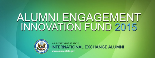 Grüne Hintergrundfarbe mit zentralem weißem Text, der 'Alumni Engagement Innovation Fund 2015' und ein blaues Rundlogo mit weißem Rand und einem weißen Stern in der Mitte zeigt.