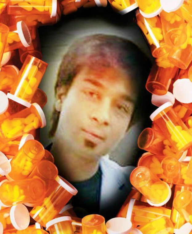 Ein Foto einer Person mit verschiedenen Flaschen und ein paar Pillen daneben.