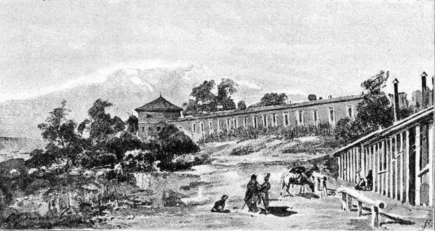 Eine Schwarz-Weiß-Zeichnung einer Gruppe von Menschen vor einem Gebäude, umgeben von Bäumen, Hügeln und einem klaren Himmel, mit dem Text 'Das Gefängnis im 19. Jahrhundert' unten.