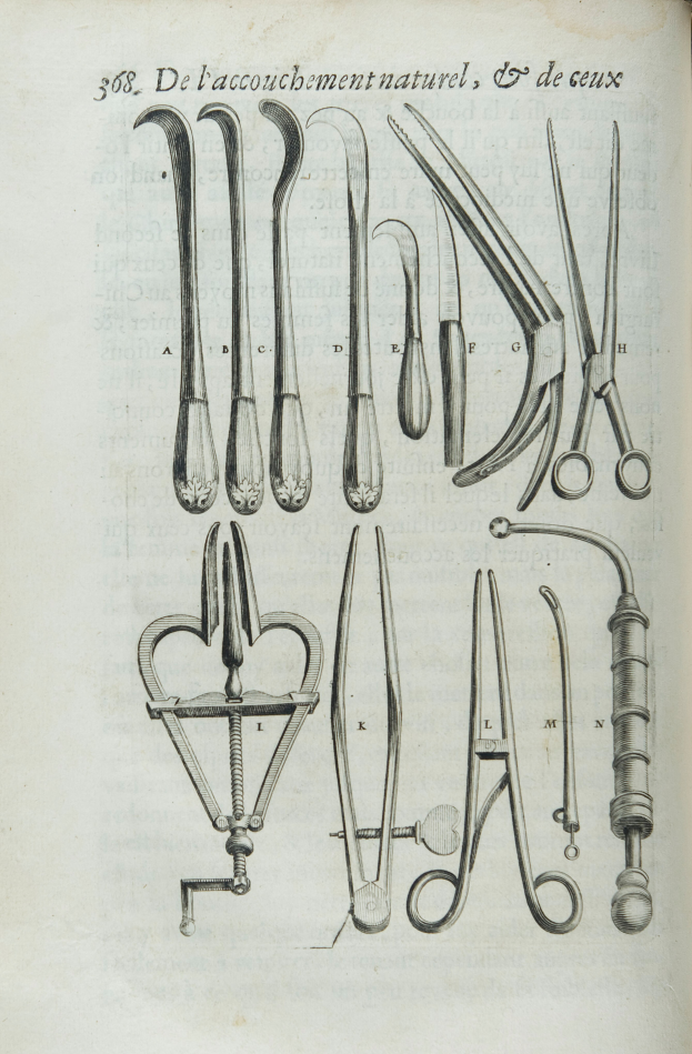 Ein aufgeschlagenes Buch mit einer ordentlich arrangierten Zeichnung verschiedener chirurgischer Instrumente und begleitendem Text.